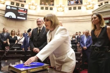 Villarruel le tomó juramento a veintitrés  
senadores con Karina Milei en el palco