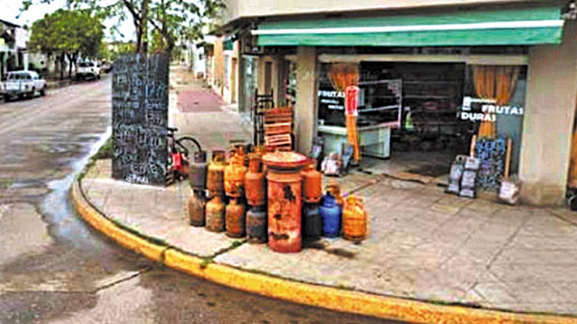 Depósitos clandestinos y garrafas vencidas: cómo la desregulación del gas provocó el caos sanitario y político