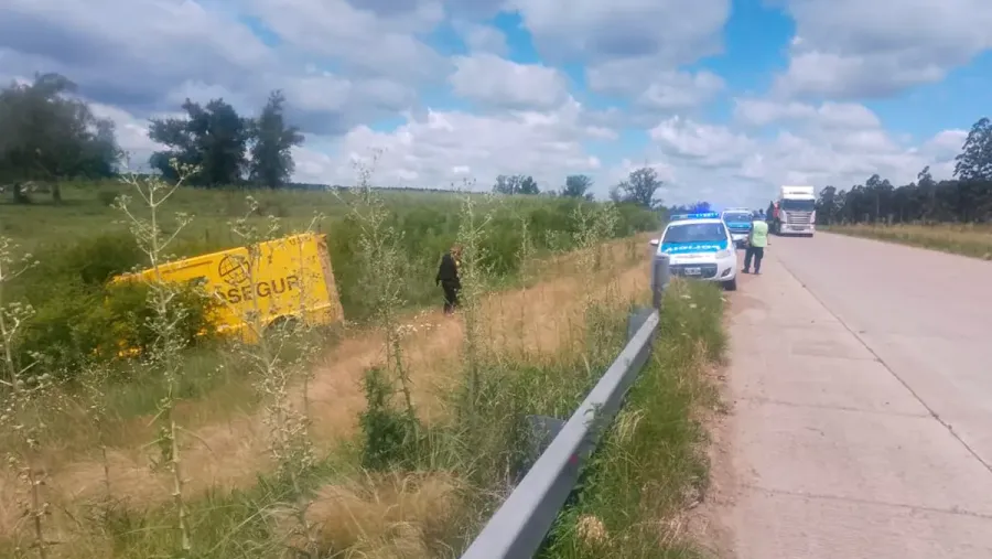 Vuelco de camión de caudales en Autovía Artigas km 182: tres empleados ilesos y foco en seguridad vial