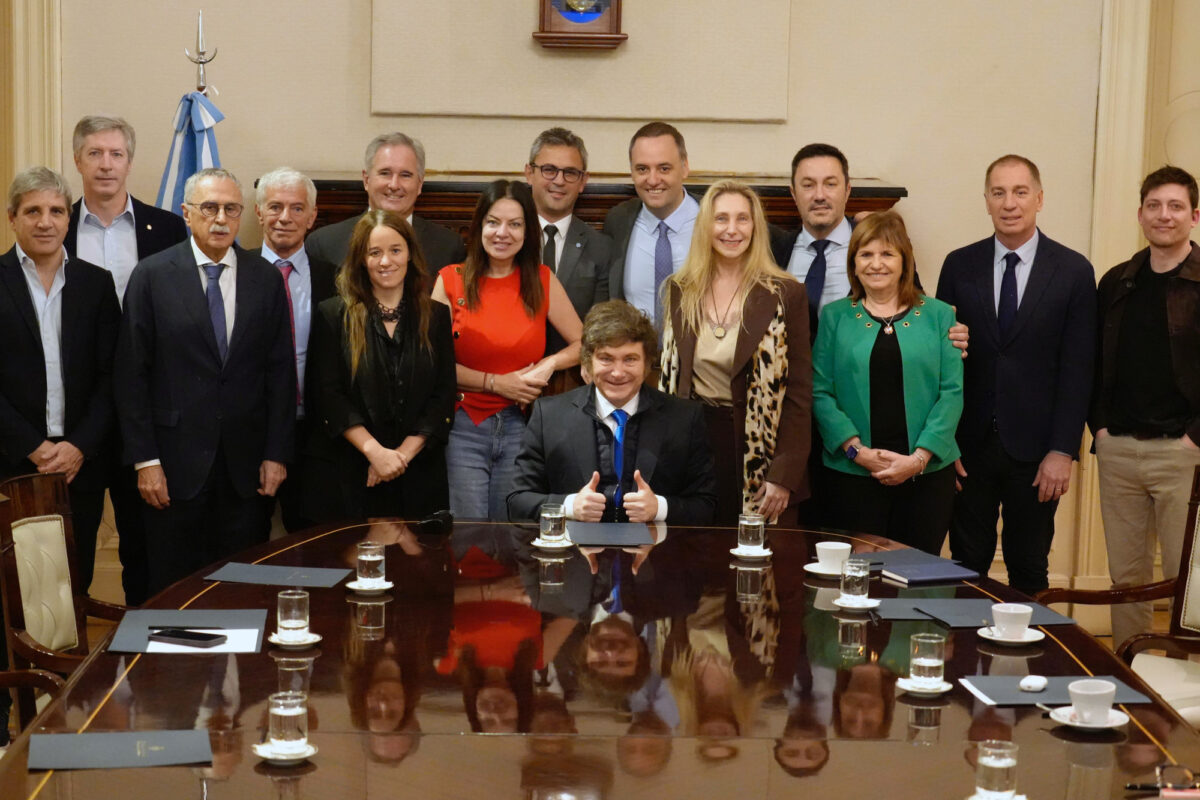 Milei reunió al gabinete y volvió a sentar a Caputo en la mesa política: siguen las dudas en Interior y en cargos clave