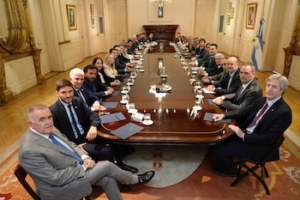 El Gobierno busca mejorar el vínculo con los gobernadores, pero demora el giro de fondos: cuánto les debe de ATN