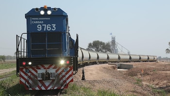 El Gobierno está cerca de iniciar la primera privatización: los sectores que pujan y la millonaria inversión