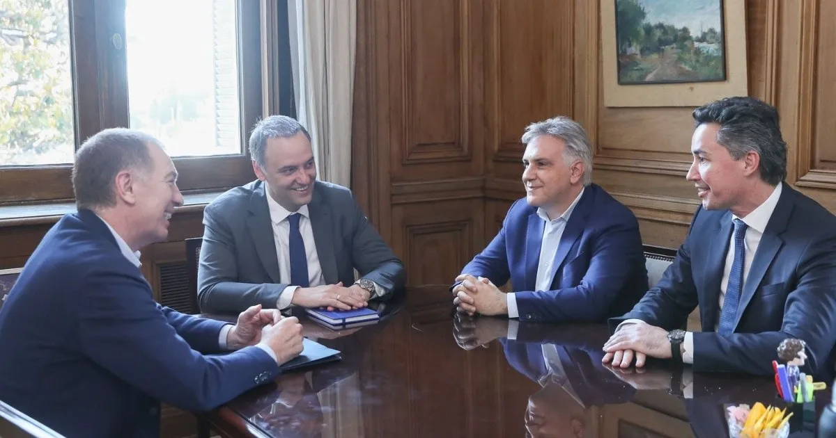 Manuel Adorni y Diego Santilli, con gobernadores Orrego y Llaryora: foco en el Presupuesto 2026 y la coparticipación