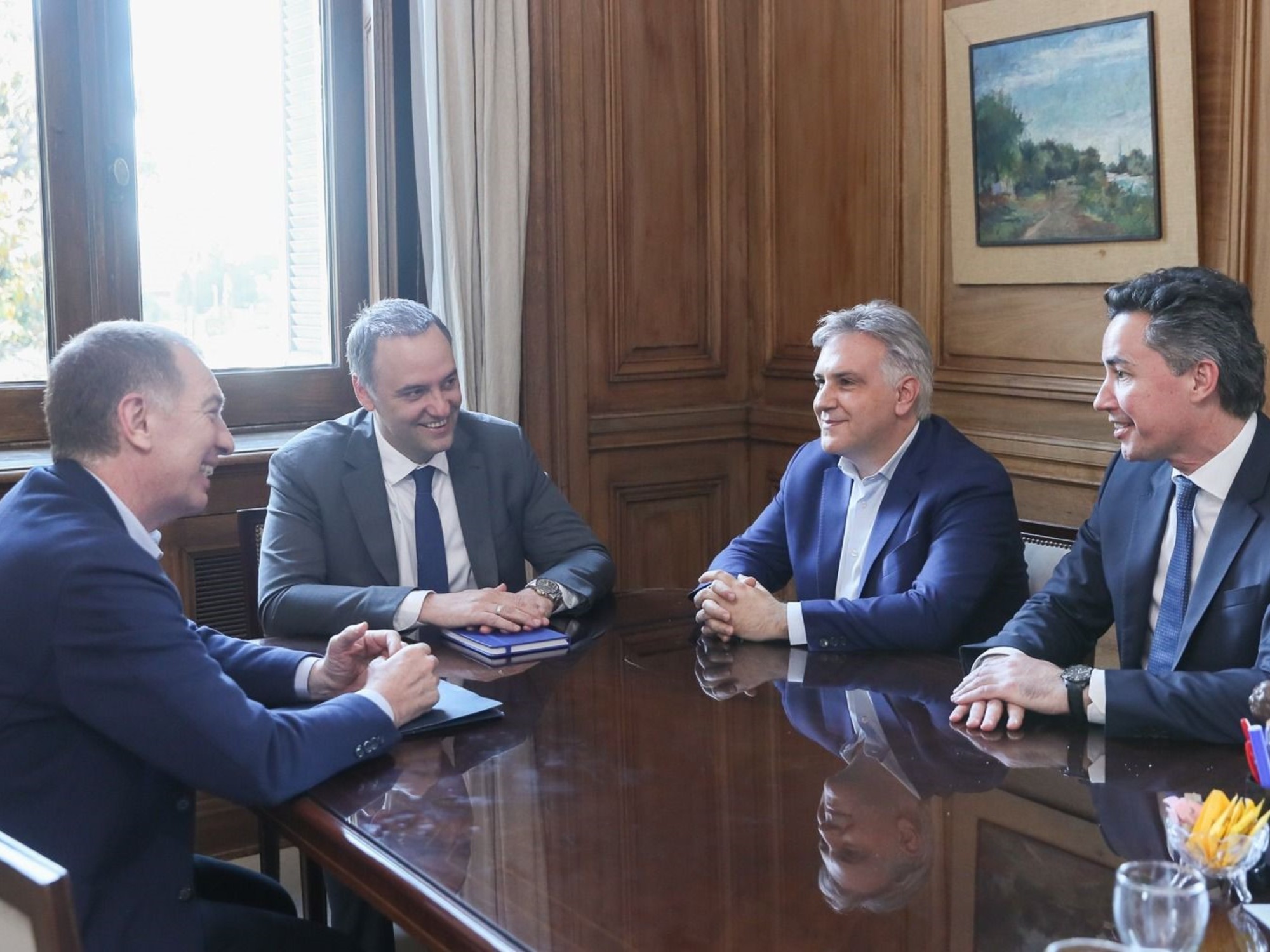 El Gobierno recibió a los gobernadores de San Juan y Córdoba: la negociación por el apoyo al Presupuesto y las reformas en el Congreso