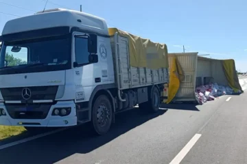 Volcó acoplado con carga de arroz en RN18: fiscalizan mantenimiento y seguridad vial