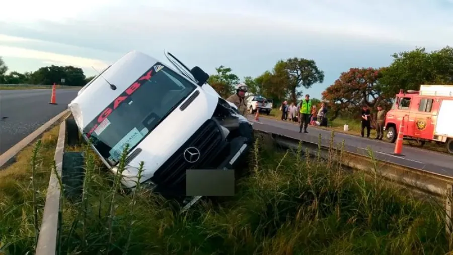 Volcó una combi en Autovía 12 a la altura del km 159: rescataron a 20 pasajeros, dos menores