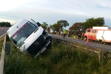 Volcamiento en Ruta 12 cerca de Ceibas con 15 pasajeros, entre ellos dos niños: Gobierno bajo presión por seguridad vial