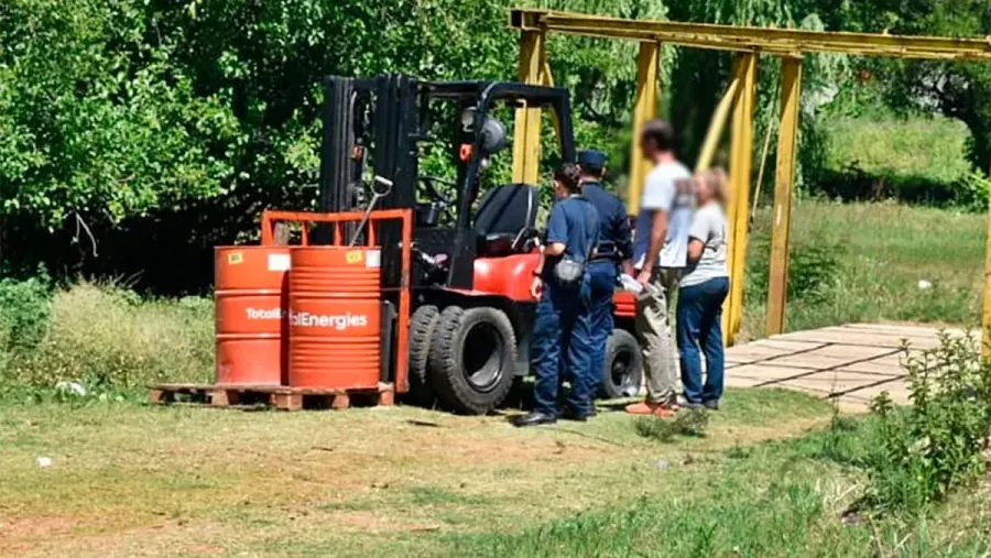 Concordia: detenido por arrojar lubricantes en arroyo; secuestran autoelevador y dos tachos con aceite