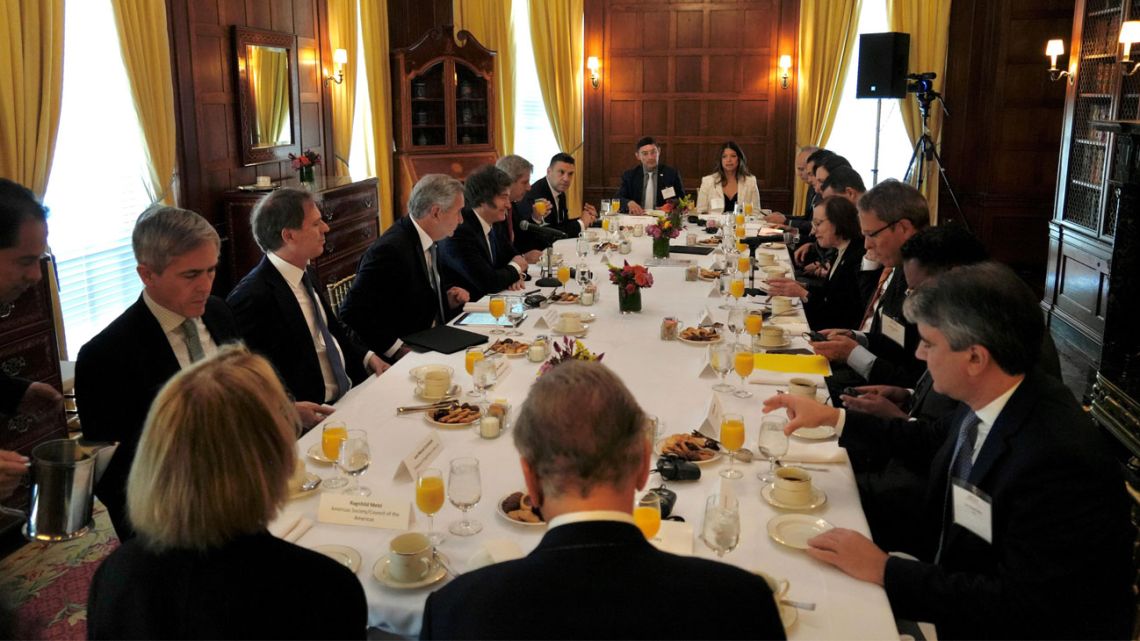 Javier Milei llegó a Bolivia para la asunción de Rodrigo Paz Pereira y selló vínculo con su “nuevo amigo”