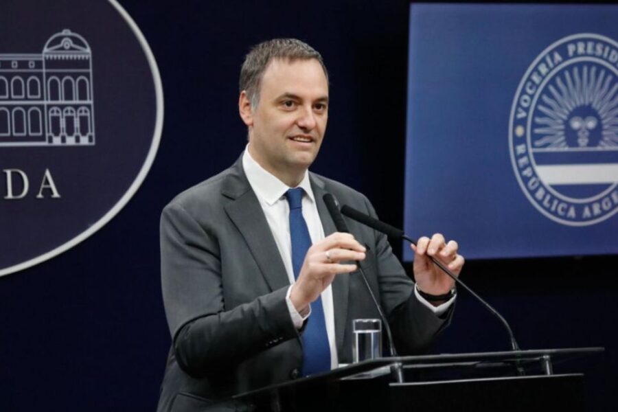 Adorni, en su debut como jefe de Gabinete, dijo “Nuestra querida Argentina” y elogió al Gobierno