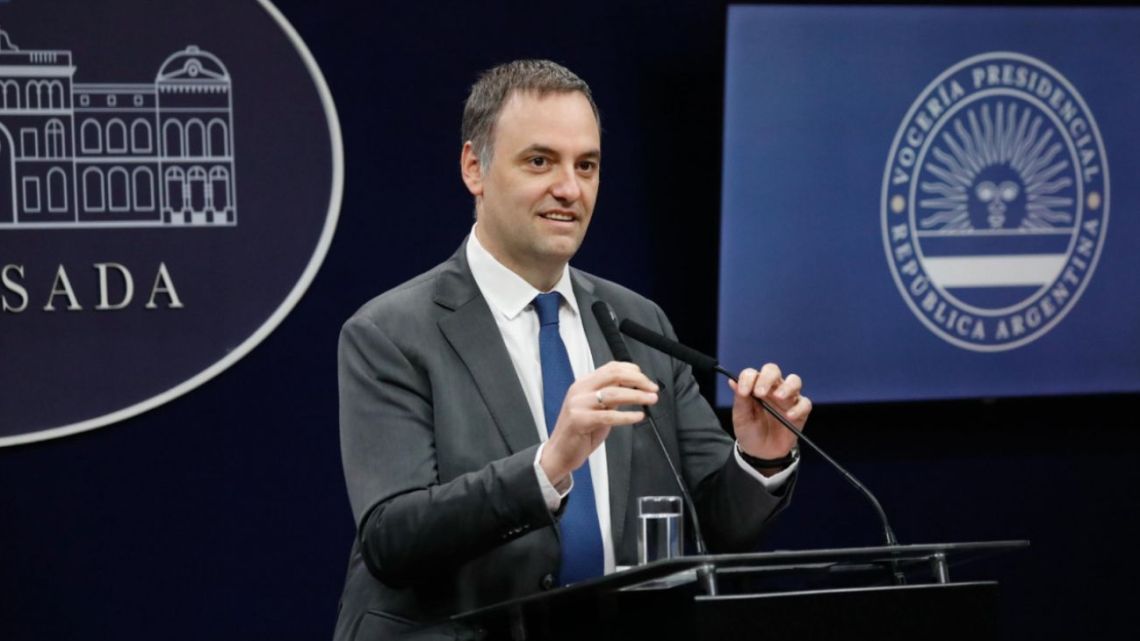 Adorni, en su debut como jefe de Gabinete, dijo “Nuestra querida Argentina” y elogió al Gobierno