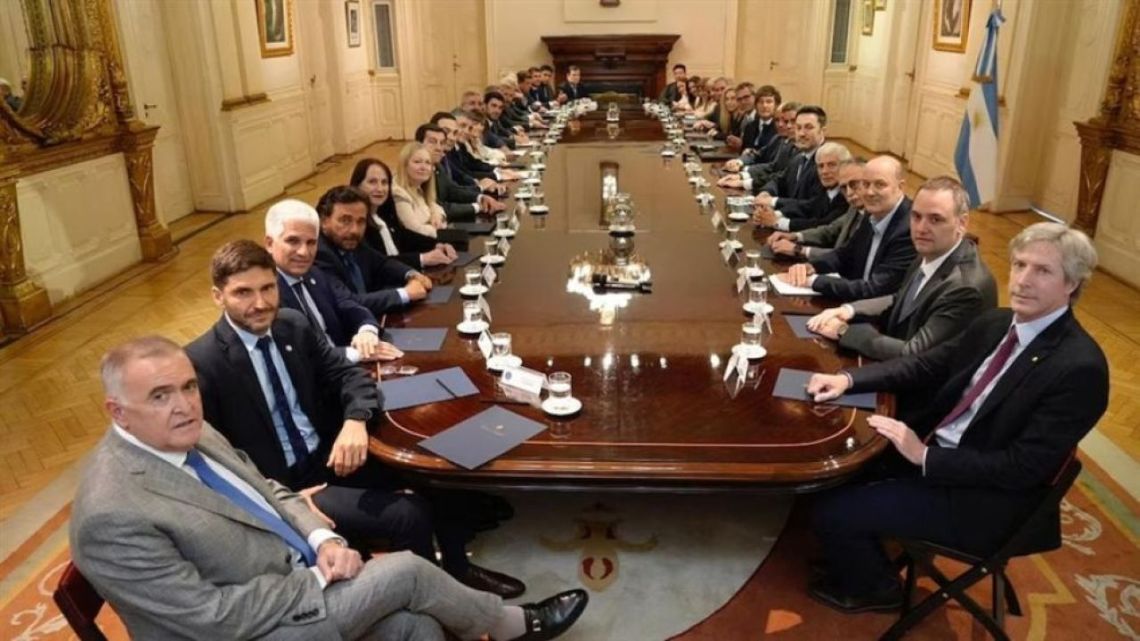 El Gobierno busca consenso con los gobernadores y sale al interior para negociar el Presupuesto y las reformas