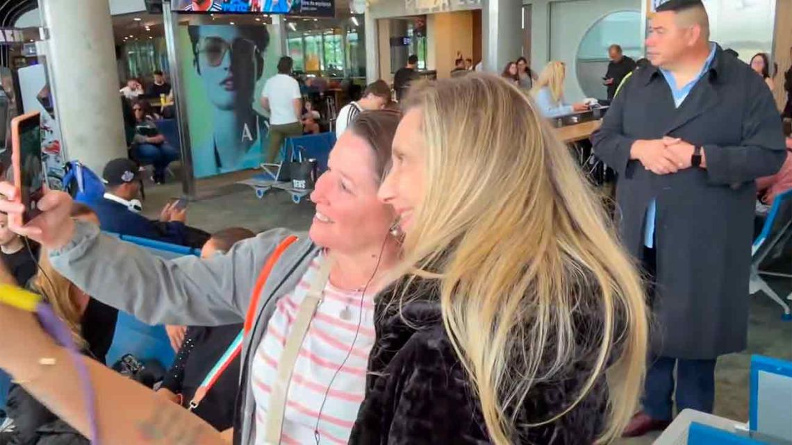 Karina Milei viajó a Mar del Plata y en Aeroparque terminó cansada por la avalancha de selfies