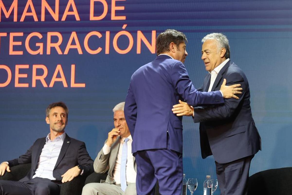 Una foto inusual. Kicillof compartió un panel con gobernadores dialoguistas y tuvo un contrapunto con Cornejo