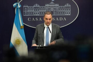 En medio de las negociaciones por reformas, Manuel Adorni aseguró que “hay 20 gobernadores dispuestos a colaborar”