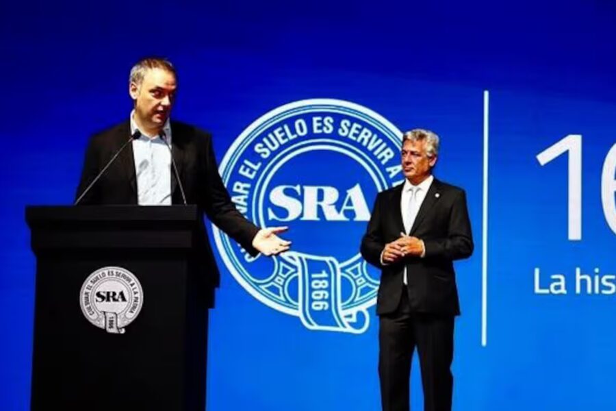 Manuel Adorni dijo en la Rural que se prorrogará la emergencia por inundaciones