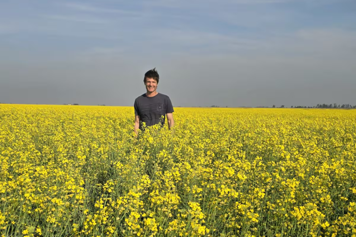 Es productor y siembra 3000 hectáreas de un cultivo que hace volar a los aviones