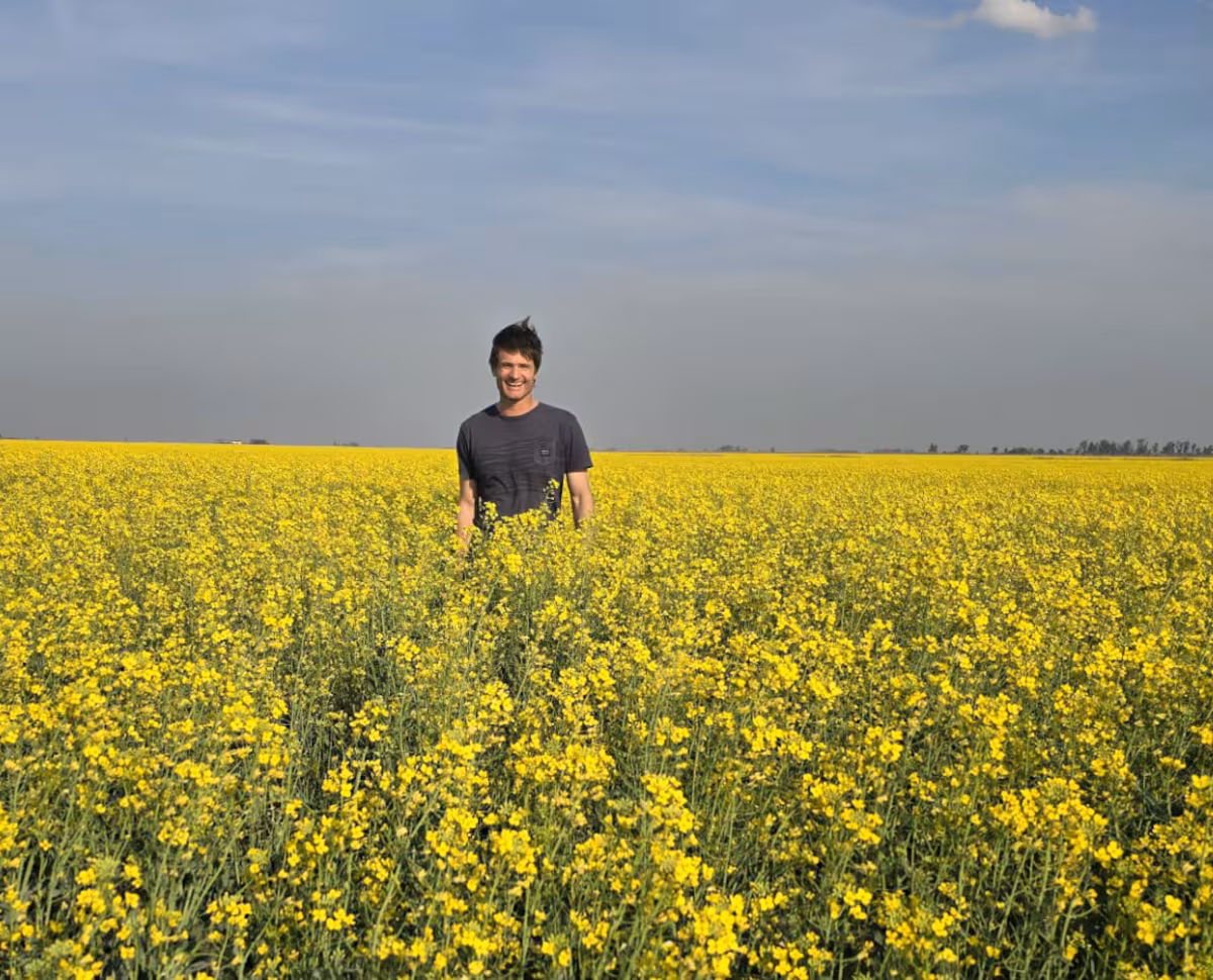Es productor y siembra 3000 hectáreas de un cultivo que hace volar a los aviones