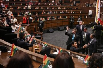 Javier Milei acapara la atención del Parlamento en la asunción de Rodrigo Paz Pereira