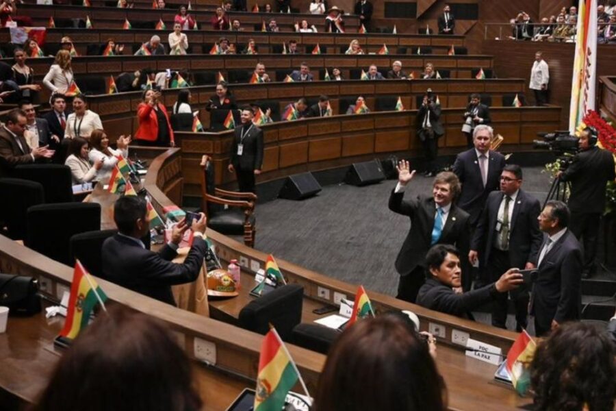 Javier Milei acapara la atención del Parlamento en la asunción de Rodrigo Paz Pereira