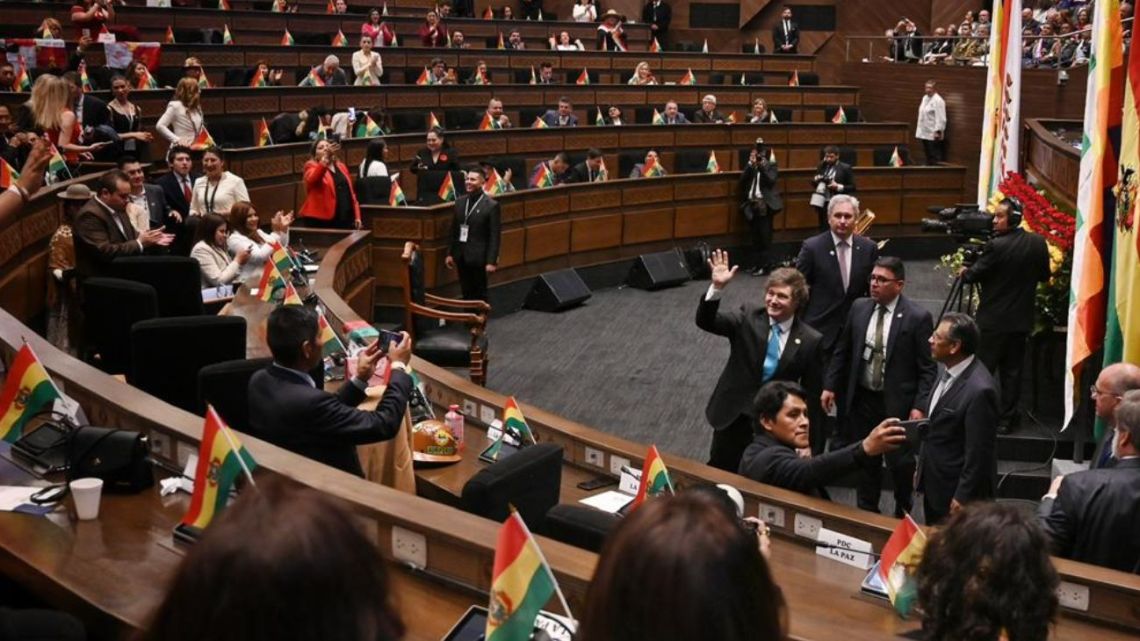 Javier Milei acapara la atención del Parlamento en la asunción de Rodrigo Paz Pereira