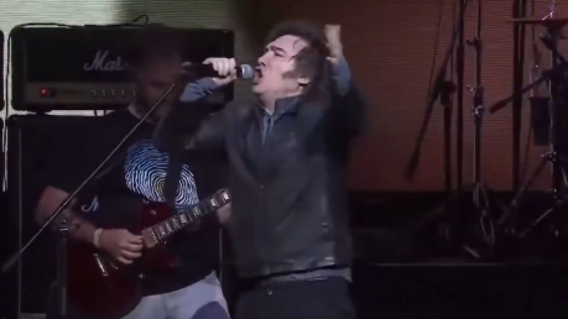 Milei comparte video cantando ‘Libre’ como homenaje a la caída del Muro de Berlín