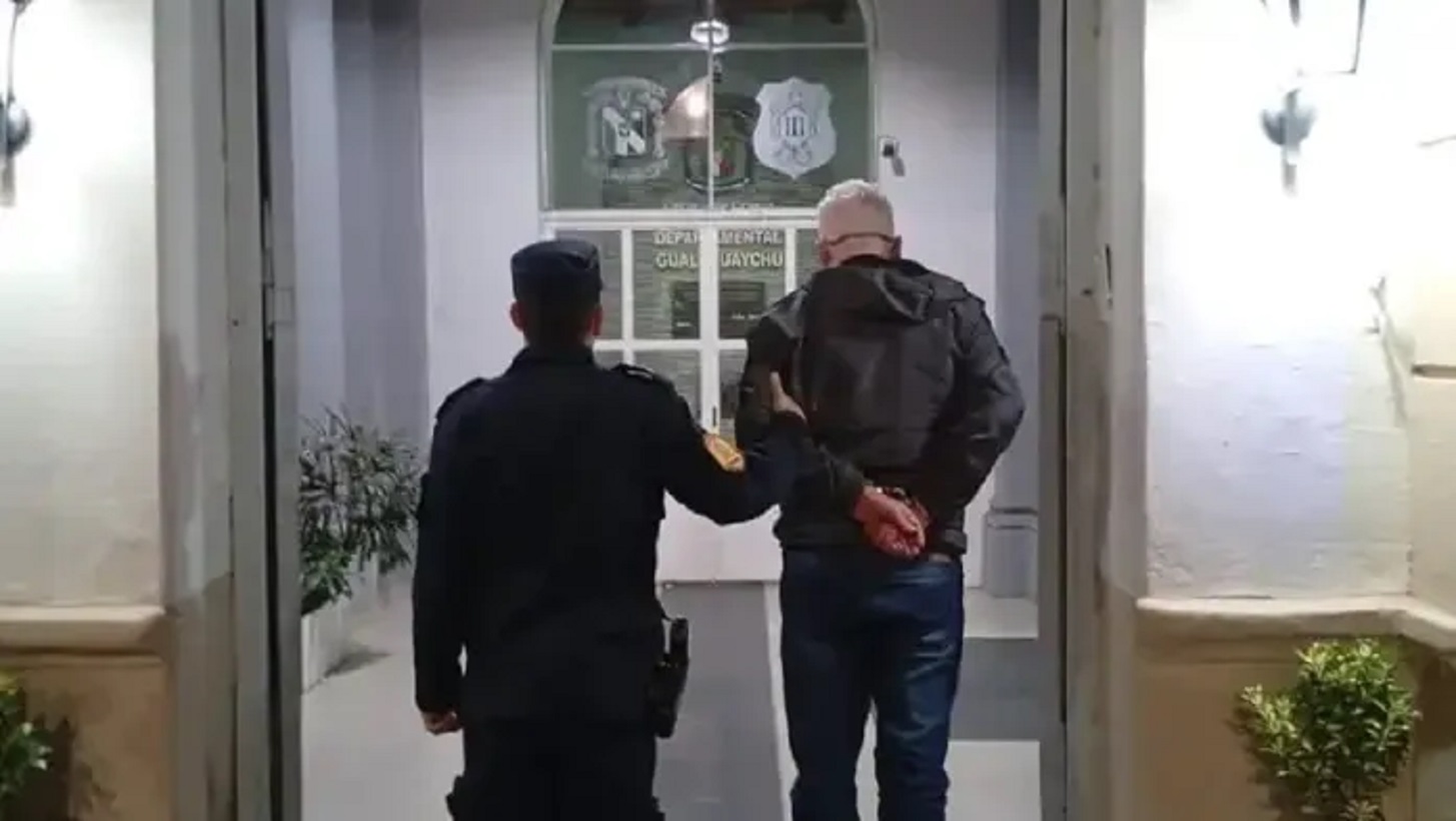 Hombre arrestado por agredir a una mujer policía en un boliche