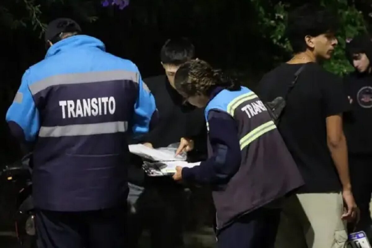 Alcoholizado y violento: detenido tras embestir a inspectores tras recibir multa
