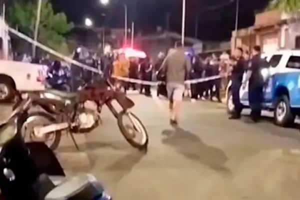 Persecución y choque en Paraná: motociclistas atropellaron a policías del 911 y generaron tensión barrial