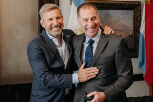 ¿Le tienen que pedir permiso a Cristina?" Santilli justificó la falta de convocatoria a Kicillof y le pidió ser “consecuentes” y “coherentes”