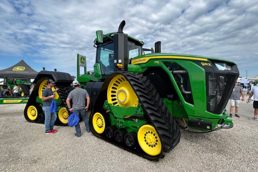 Arribó al país el tractor considerado el más grande del mundo