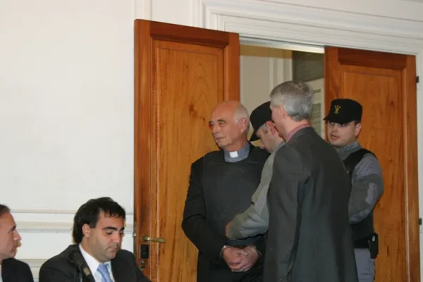 Rechazan pedido de salidas transitorias del cura Von Wernich, condenado por delitos de lesa humanidad