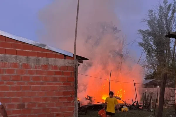 Incendio en casilla de madera deshabitada en Cortada Entre Ríos, Paraná, informó la Policía