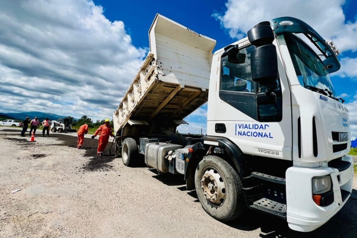 Un gobernador fue a la Justicia y Vialidad empezó a bachear una ruta nacional en su provincia