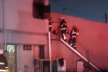 Incendio en Crespo golpea la gestión local: decena de bomberos combate fuego en primer piso