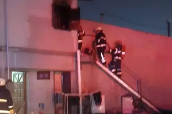 Incendio en Crespo golpea la gestión local: decena de bomberos combate fuego en primer piso