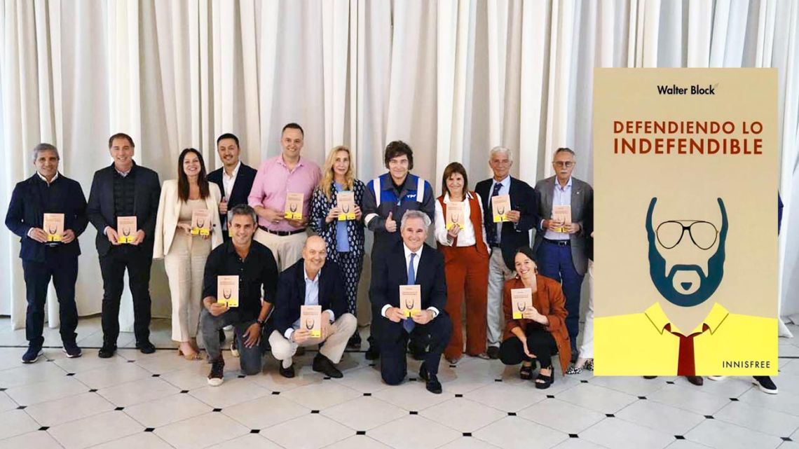 Escándalo: Milei regaló a sus ministros un libro sobre prostitución, drogas y trabajo infantil