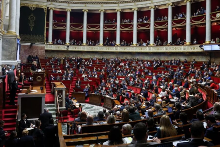 Parlamento francés frena la reforma de pensiones de Macron y desactiva una crisis política