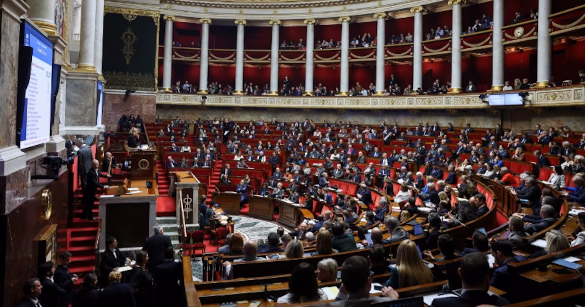 Parlamento francés frena la reforma de pensiones de Macron y desactiva una crisis política