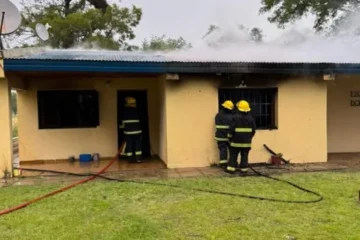 Investigan incendio intencional en Escuela Nº 37 de Piedras Blancas; Policía Científica y bomberos trabajan