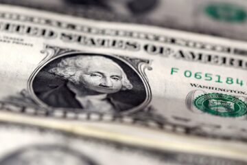 Con más demanda estacional de pesos, el tipo de cambio enfrenta presión a la baja en diciembre por ventas de divisas