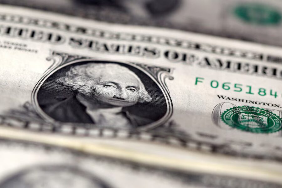 Con más demanda estacional de pesos, el tipo de cambio enfrenta presión a la baja en diciembre por ventas de divisas