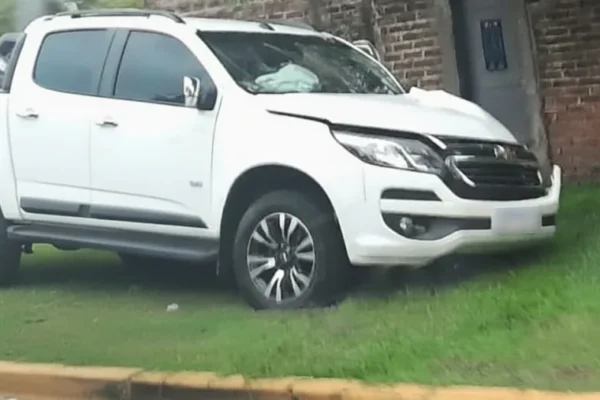 Siniestro vial en Chajarí: pick-up chocó una columna eléctrica; sin heridos y con importantes daños materiales