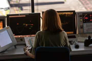 gremio de controladores aéreos anuncia paros que afectarán vuelos nacionales e internacionales y agrava conflicto con EANA