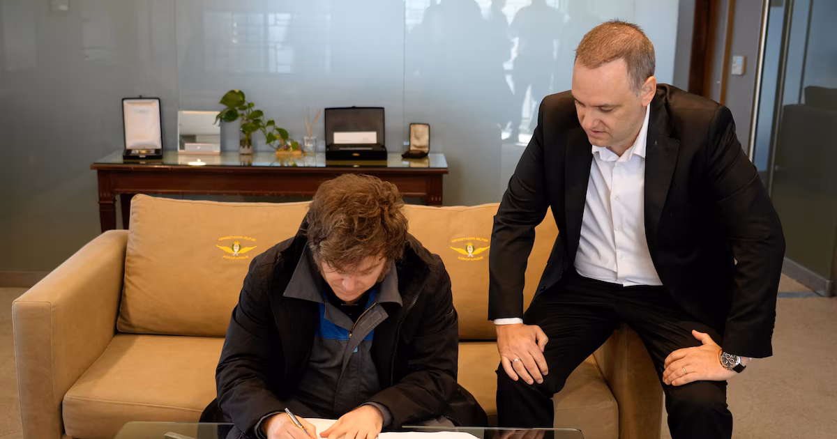 FT: choque de Milei con la CGT y el peronismo por reforma laboral; 60% apoya cambios, rechaza recorte de indemn.