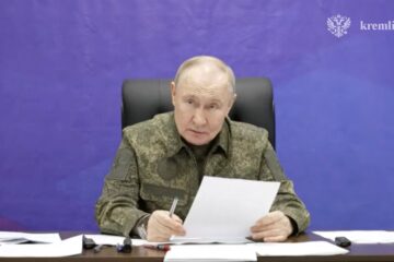 Putin, en uniforme militar y antes de la reunión con Witkoff, anunció la toma de una ciudad clave en Ucrania