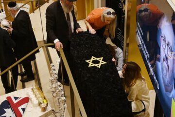 Australia celebró el primer funeral por las víctimas del atentado en Bondi Beach; condena y solidaridad global