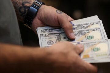 dólar cae por tercer día consecutivo tras anuncio de nueva deuda y baja a $1.460 en Banco Nación, mínimo desde 21/11