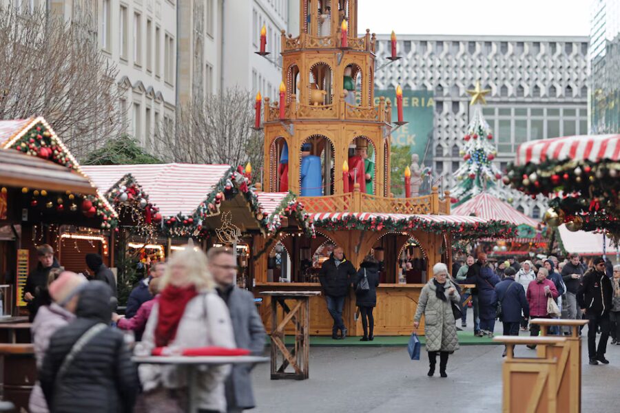 Alemania frena presunto atentado islamista en mercado navideño de Baviera; cinco detenidos