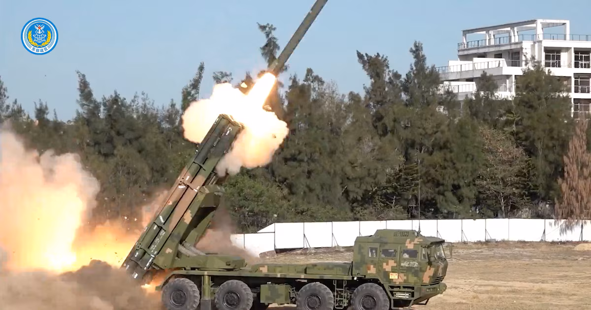 Régimen chino dispara cohetes en el estrecho de Taiwán y eleva la tensión en el segundo día de ejercicios